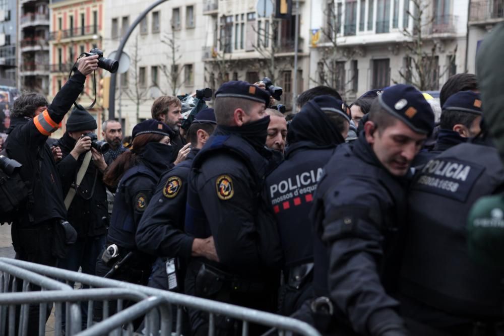 Càrregues policials davant el Museu de Lleida durant l'operació Sixena