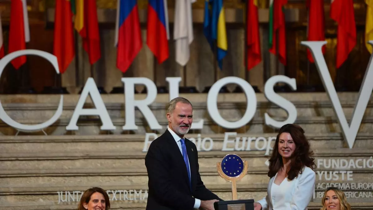 El Rey defiende la unidad en la diversidad en un Premio Carlos V que destaca el valor del liderazgo local