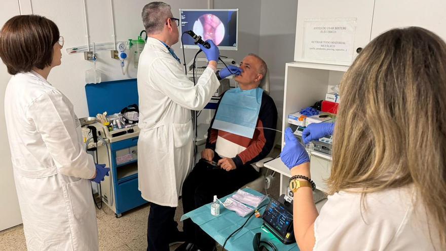 Tecnología avanzada para tratar las patologías de la voz y evitar el quirófano y un ingreso: así trabajan en el hospital de Ourense
