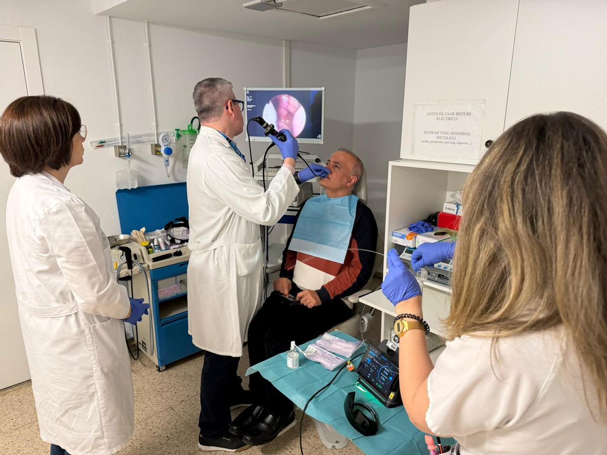 Atención a un paciente en el servicio de Otorrinolaringología, en el hospital de Ourense.