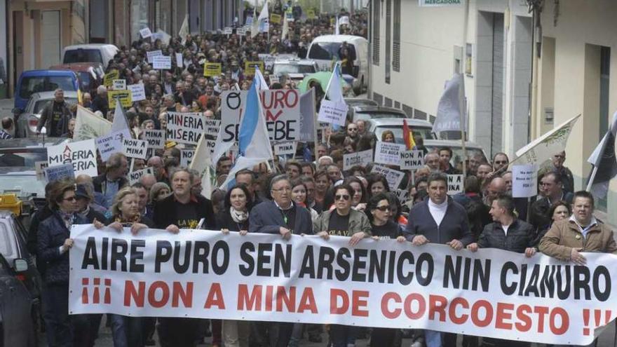 Manifestación contra la mina de Corcoesto antes de que la Xunta cancelara el proyecto.