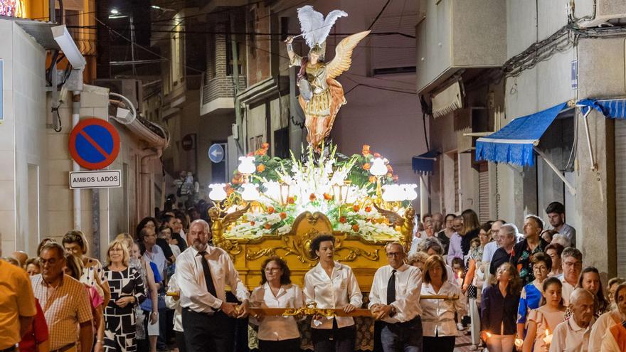 Procesión de San Miguel por las calles de San Miguel de Salinas