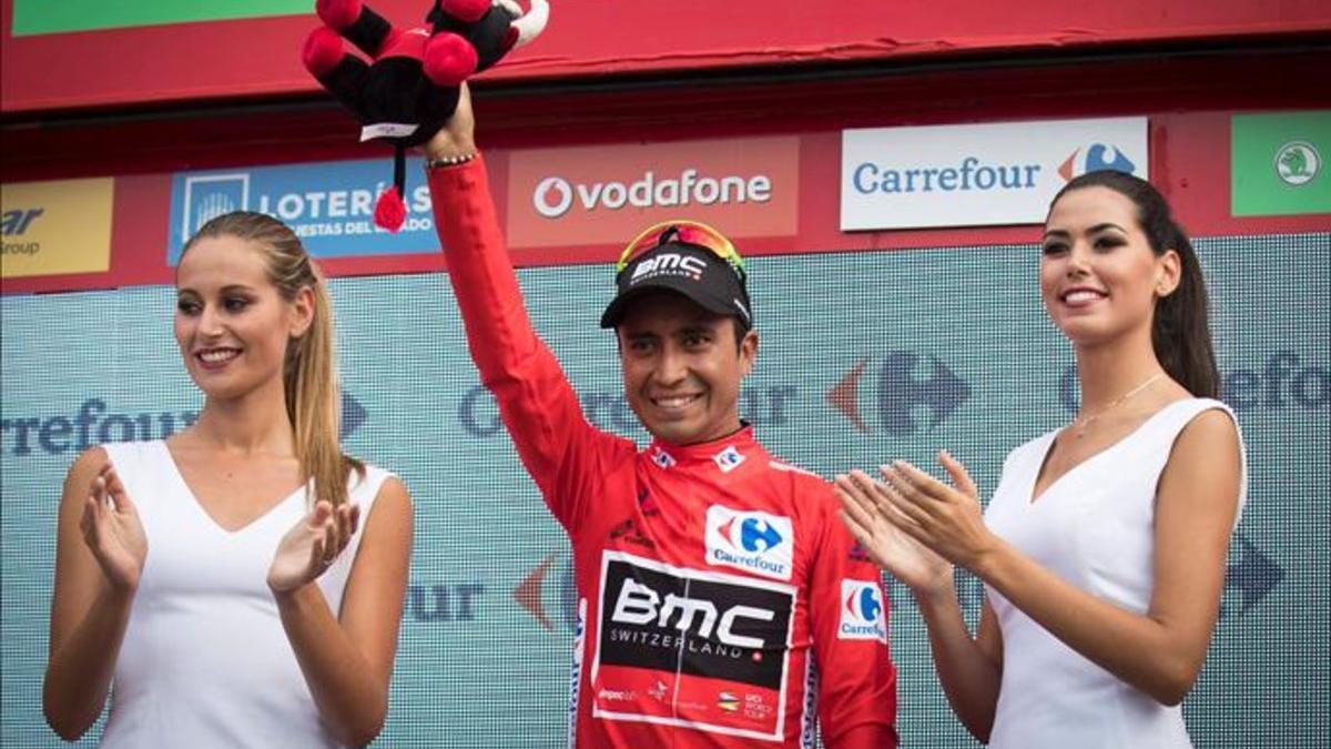 Darwin 'El Puma' Atapuma, en el podio de la Vuelta tras vestirse el maillot rojo