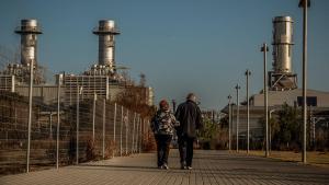 Una pareja pasea en las inmediaciones de las centrales de ciclo combinado de Sant Adrià de Besòs.