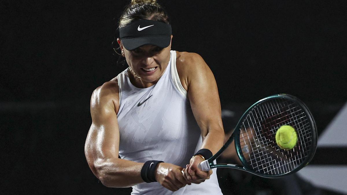 Badosa golpea de revés durante un partido.
