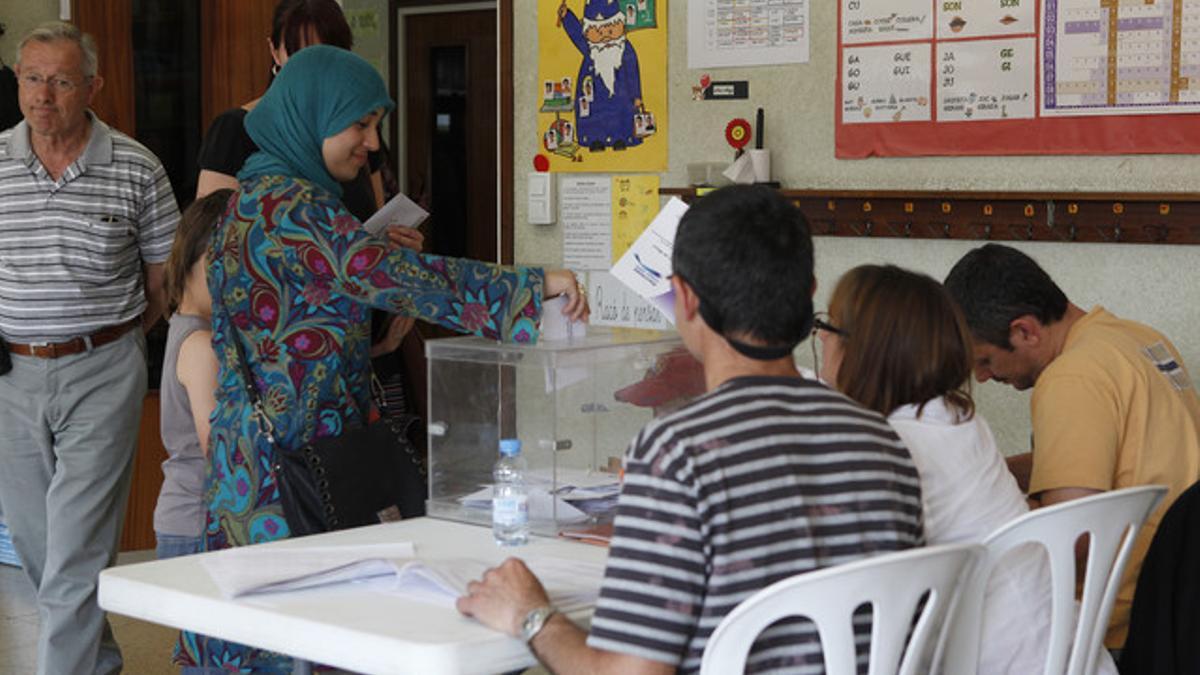Una mujer musulmana ejerce su derecho al voto en un colegio electoral de Vic, este domingo.