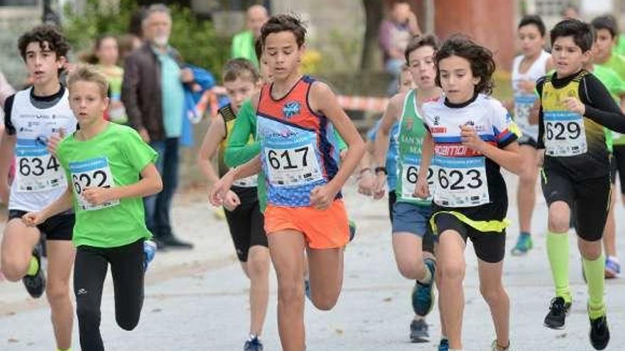 Participantes a la salida de la carrera en Montero Ríos. // Rafa Vázquez