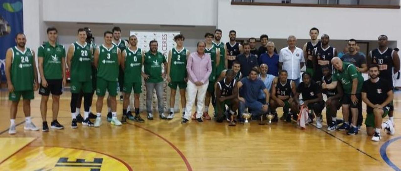 Jugadores de ambos conjuntos posan al final del choque.