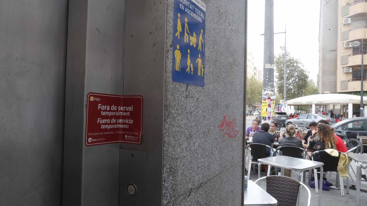 Isabel, una usuaria del metro con movilidad reducida, lleva desde agosto esperando a que reparen el ascensor de la parada de Benimaclet. Metro Valencia . Ciudad adaptada . Barreras arquitectónicas