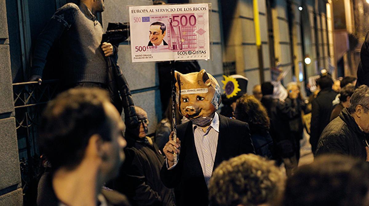 Centenars de persones es manifesten contra Rato a l’Audiència Nacional