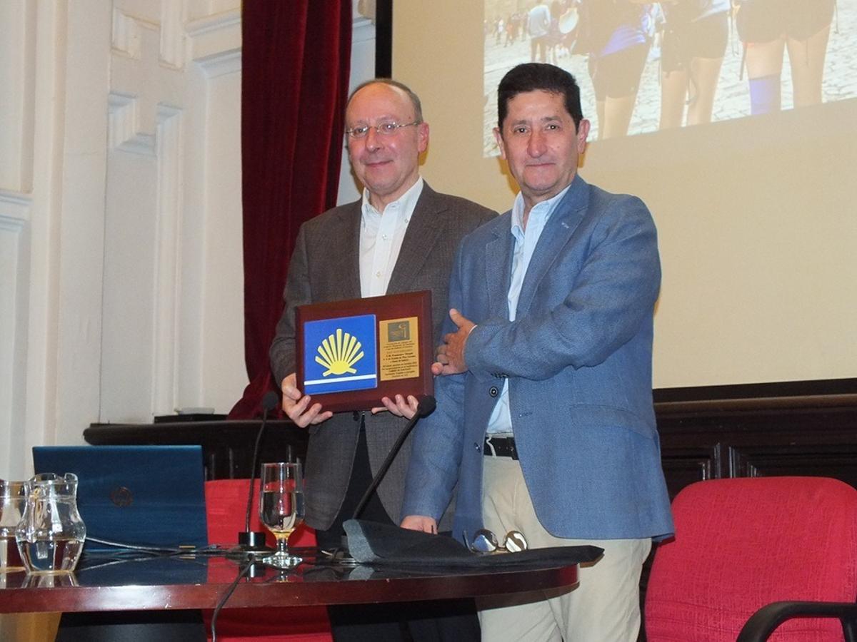 Francisco Singul recibió una placa homenaje por parte de la asociación cordobesa.
