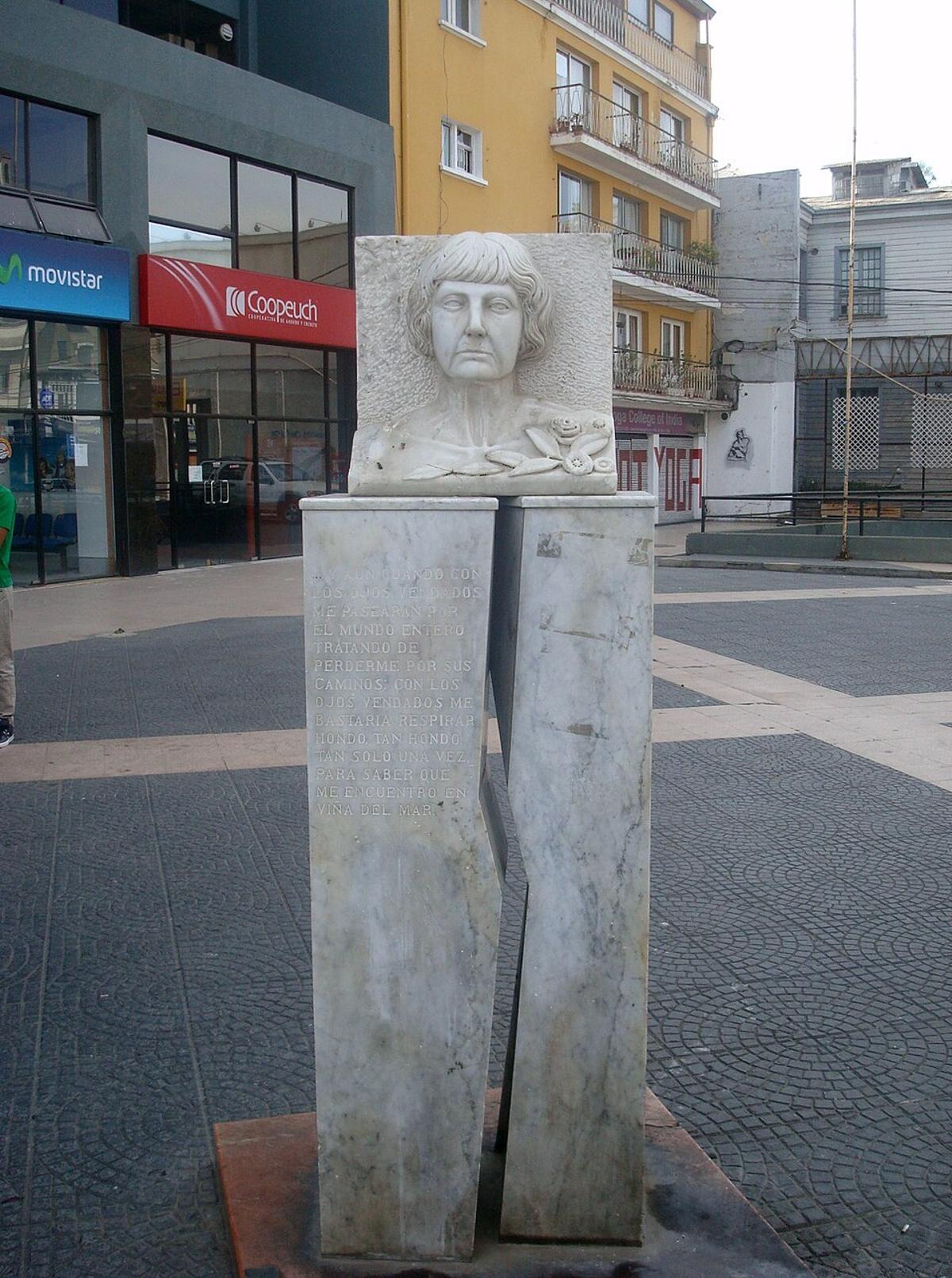 Monumento a María Luisa Bombal en Viña del Mar, busto de mármol con retrato en alto relieve realizado por Francisco Javier Torres Rojas.