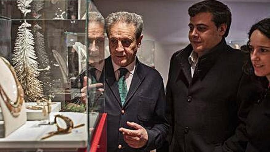 Dionisio Alba muestra la colección de joyas renacentistas. A la derecha, detalle de varias de las piezas expuestas.