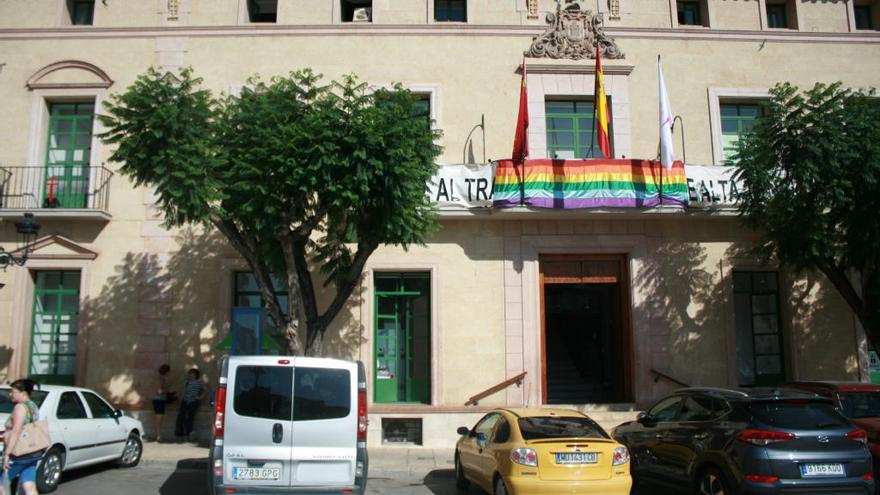 El Ayuntamiento ha colocado la bandera arcoíris en el balcón de la fachada.