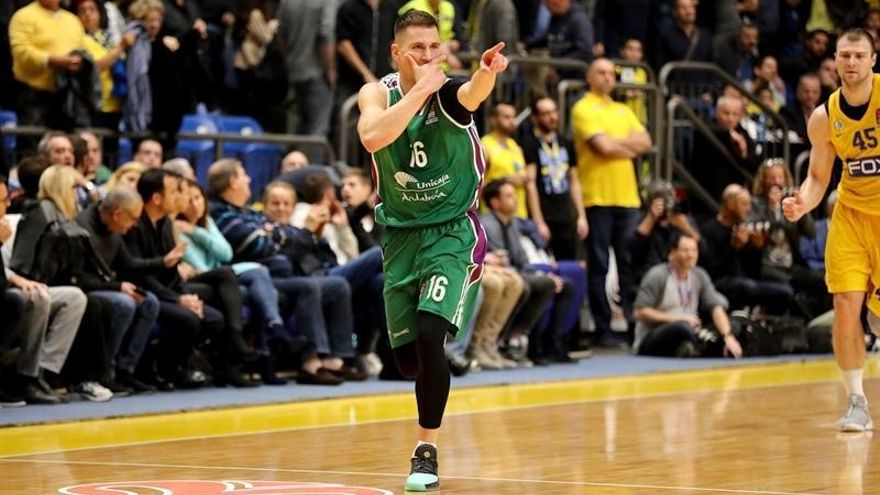 Nedovic celebra una canasta en Tel Aviv.