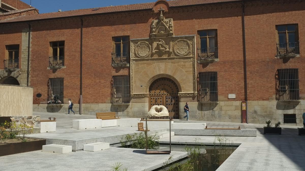 La escultura que tributa homenaje a las víctimas del covid en la plaza de San Francisco de Benavente.