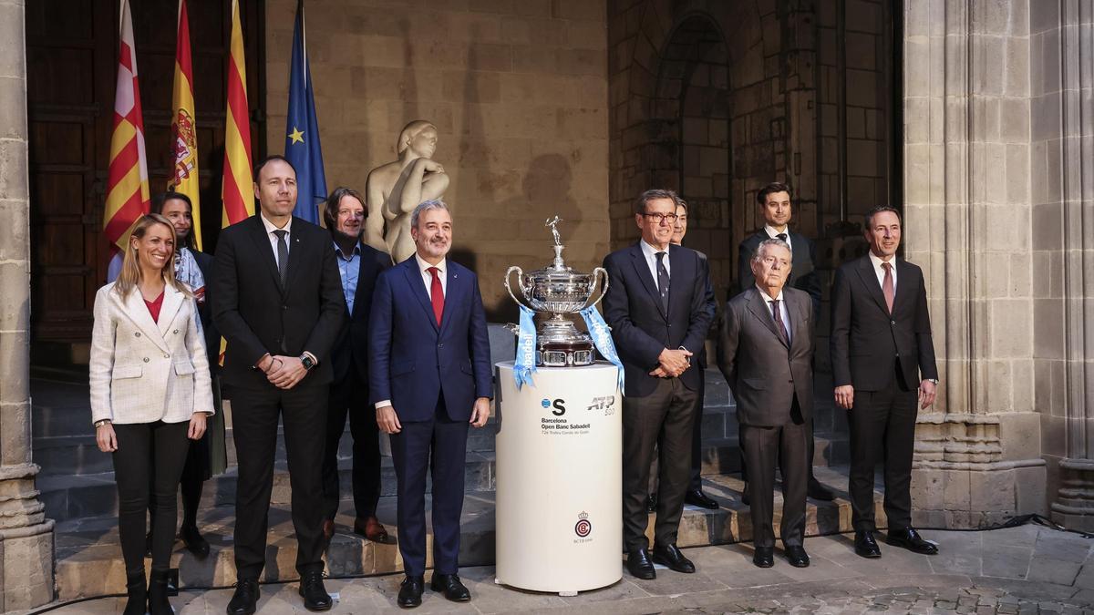 Las autoridades posan con el trofeo durante la entrega del ATP 500 Barcelona Open Banc Sabadell - 72º Trofeo Conde de Godó que se celebrará del 12 al 20 de abril en el Real Club de Tenis Barcelona-1899, en el Saló de Cent del Ayuntamiento de Barcelona