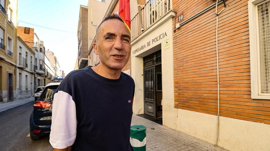 Jesús Cees comparece en la Comisaria de Alcoy para prestar declaración por las pinturas de la ermita de Sant Cristòfol