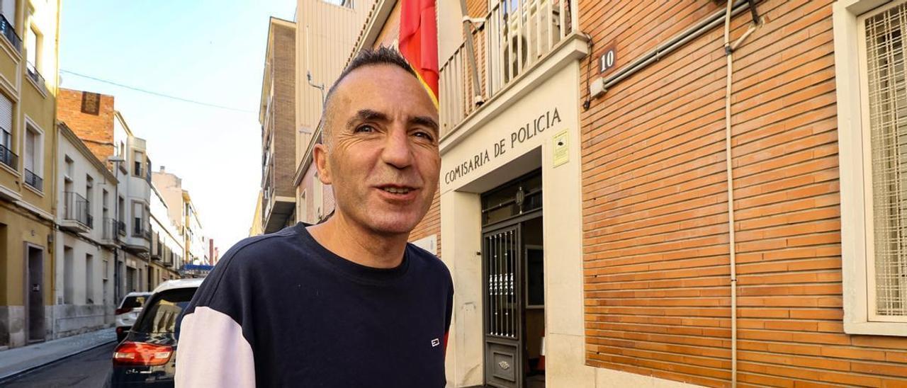 Jesús Cees a la salida de la Comisaría de la Policía Nacional de Alcoy.