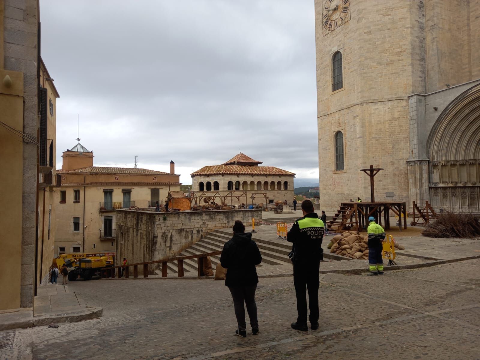 Instal·len una gran pira medieval davant la catedral de Girona per al rodatge de "Mrs.Davis"