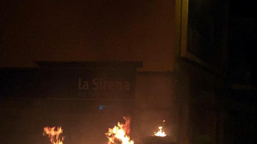 Cremen cinc contenidors a Figueres en plena vaga d&#039;escombriaires