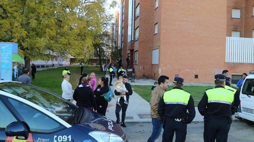 12 familias ocupan viviendas vacías de la Guardia Civil en Badajoz