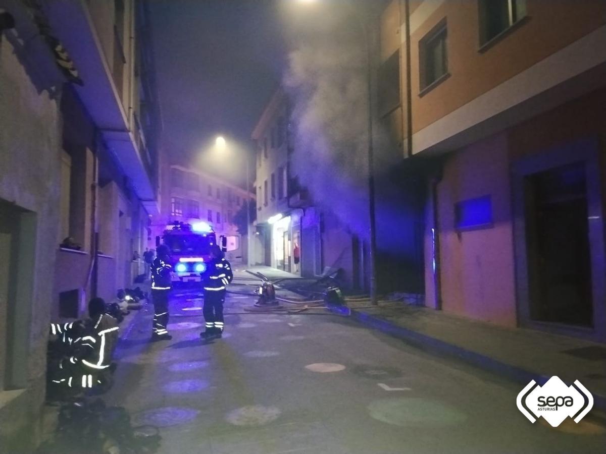 Los bomberos intervinientes, ya de noche.