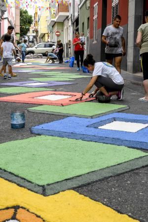 15-07-19 LAS PALMAS DE GRAN CANARIA. CALLES DE LA ISLETA. LAS PALMAS DE GRAN CANARIA. Confeccion de alfombras con diversos materiales, en diferentes calles de La Isleta en honor a Ntra del Carmen. Fotos: Juan Castro.  | 15/07/2019 | Fotógrafo: Juan Carlos Castro