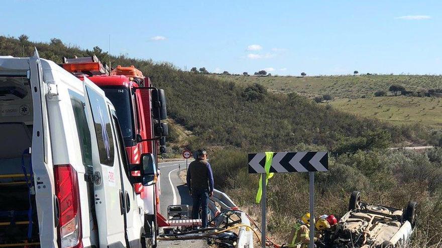 Una fallecida y cinco heridos tras un choque frontal de dos coches en Perales del Puerto