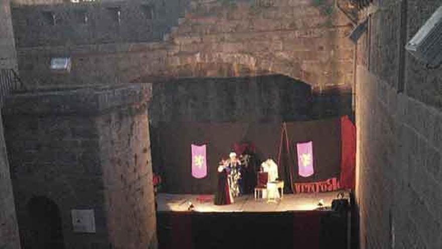 El público llena el aforo del Castillo en las actuaciones teatrales.