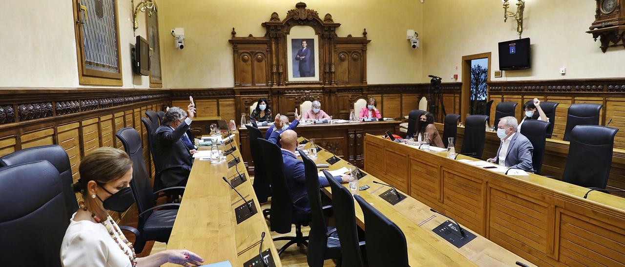 Los ediles, ayer, durante una votación. | M. León