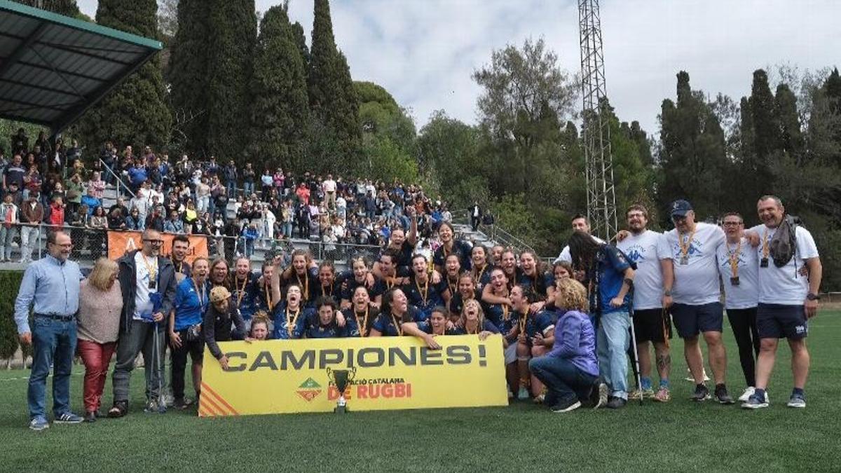 La U.E. Santboiana, tras alzarse con el trofeo de campeona de la División de Honor Catalana femenina.