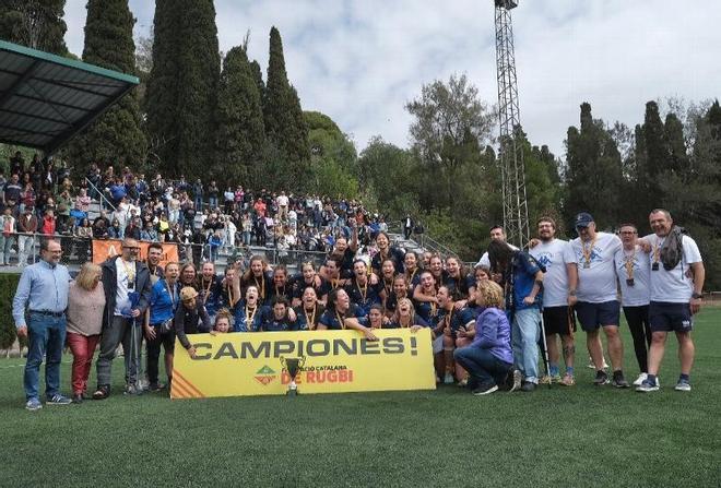 La U.E. Santboiana, tras alzarse con el trofeo de campeona de la División de Honor Catalana femenina.