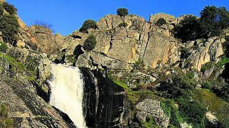 Salto de agua que vierte a la cuenca del Duero.