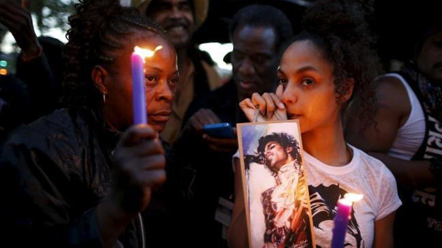 Miles de fans lloran la muerte de Prince