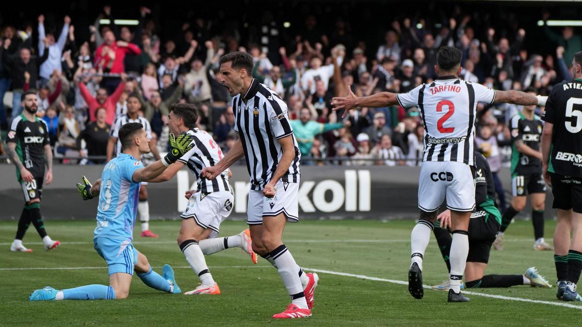 Cala, De Miguel y Zarfino celebran un gol en el SkyFi Castalia.