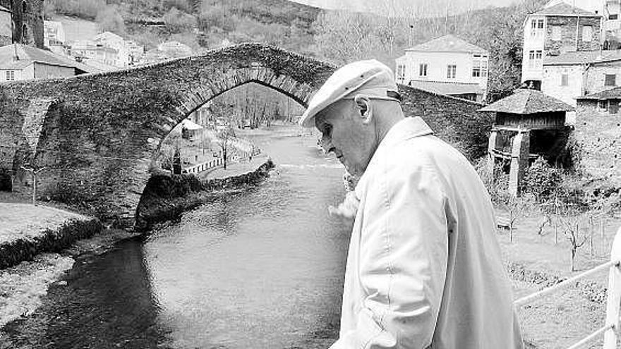 Un vecino observa el paso del río Navia en el valle de Suarna, en una imagen de archivo.