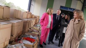 La vicealcaldesa de Madrid, Inma Sanz (en el centro de la imagen con traje fucsia), y la delegada de Economía, Engracia Hidalgo, ante algunas de las miles de camisetas de fútbol falsas aprehendidas en 2024.