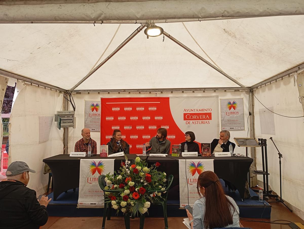 Mesa redonda sobre la literatura asturiana en la actualidad.