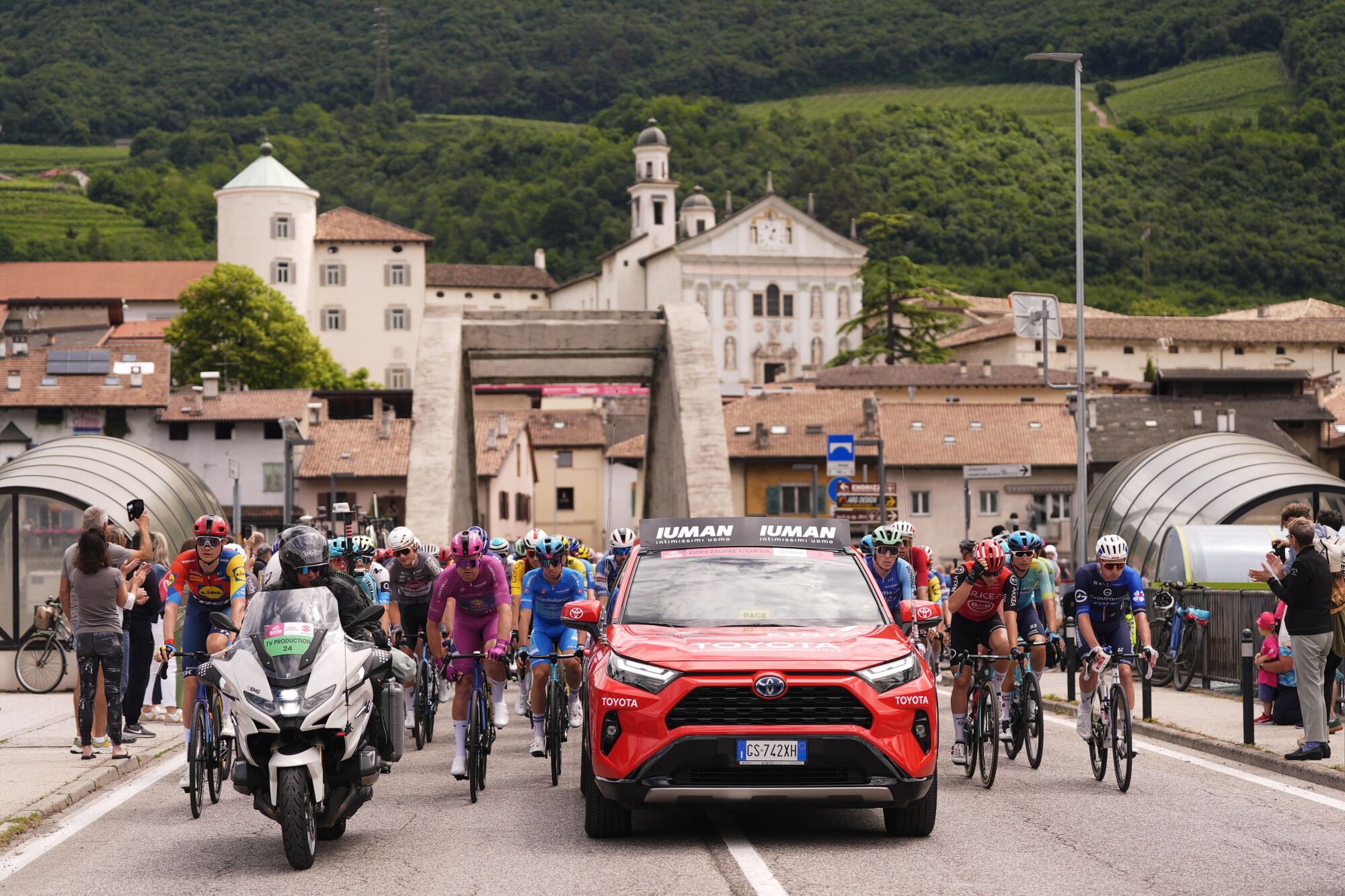 May 28, 2025, San Michele All'adige, Italia: The pack rides cycles during the stage 17 of the Giro d'Italia from San Michele all'Adige (Edmund Mach Foundation) to Bormio, Italy - Wednesday, May 28, 2025. Sport - cycling. (Photo by Fabio Ferrari/LaPresse),Image: 1004196229, License: Rights-managed, Restrictions: * Bulgaria, Croatia, Czech Republic, France, Hungary, Italy, Romania, Slovak Republic, Serbia and Slovenia Rights Out *, Model Release: no, Credit line: Fabio Ferrari / Zuma Press / ContactoPhoto Editorial licence valid only for Spain and 3 MONTHS from the date of the image, then delete it from your archive. For non-editorial and non-licensed use, please contact EUROPA PRESS. 28/05/2025 ONLY FOR USE IN SPAIN. Fabio Ferrari / Zuma Press / ContactoPhoto;Press;LP_23410447.jpg;20250528_zsa_z19_045.jpg;Stage 17 of the Giro d'Italia;