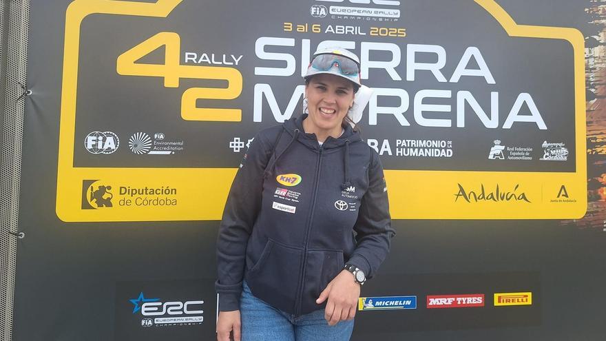 Laia Sanz sonríe en la zona del parque cerrado del Rally Sierra Morena, este miércoles.