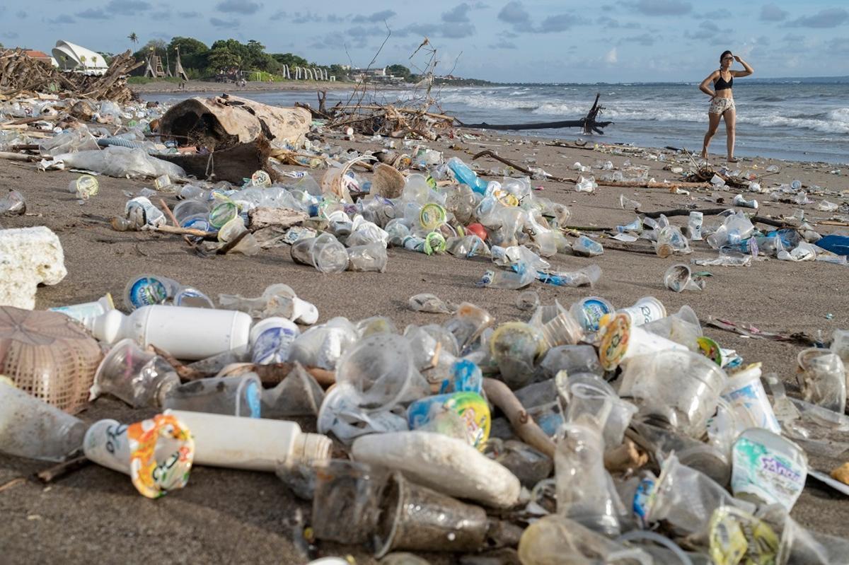 Desechos plásticos en una playa