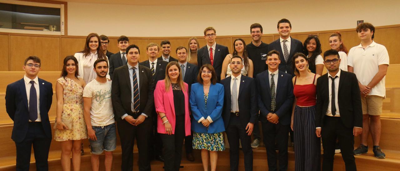 Toma de posesión de la nueva presidenta del Consejo de Estudiantes de la UA, junto a la rectora en la primera fila