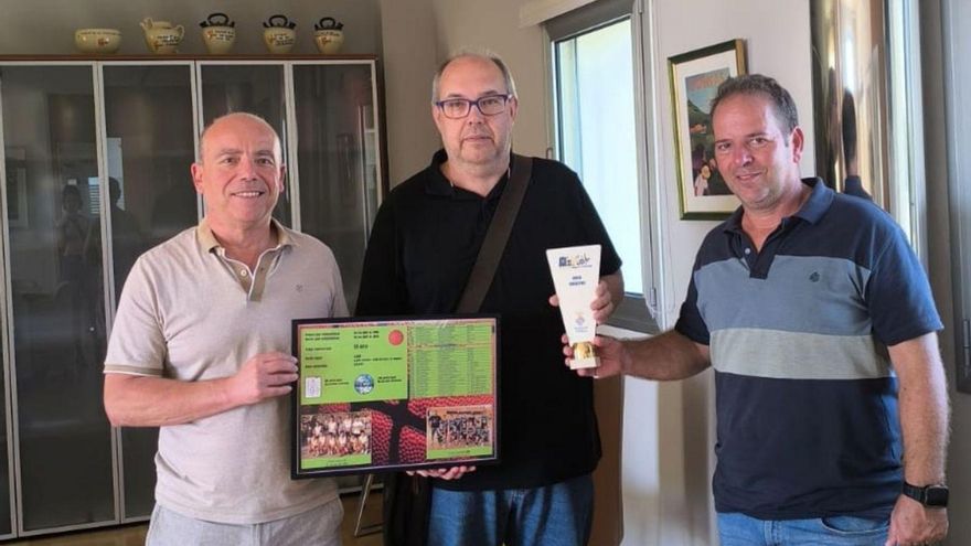 Tres dècades de bàsquet recollides en una sola placa