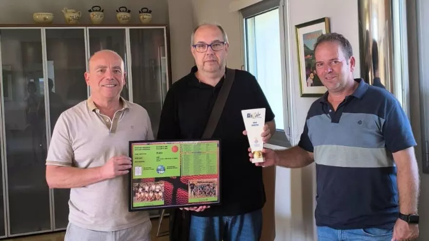 Tres dècades de bàsquet recollides en una sola placa