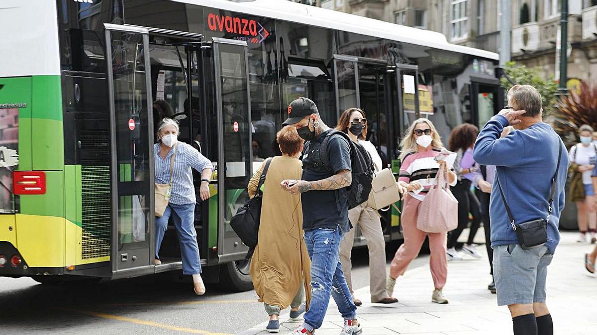 Pasajeros en una parada de Vitrasa, en Urzáiz.