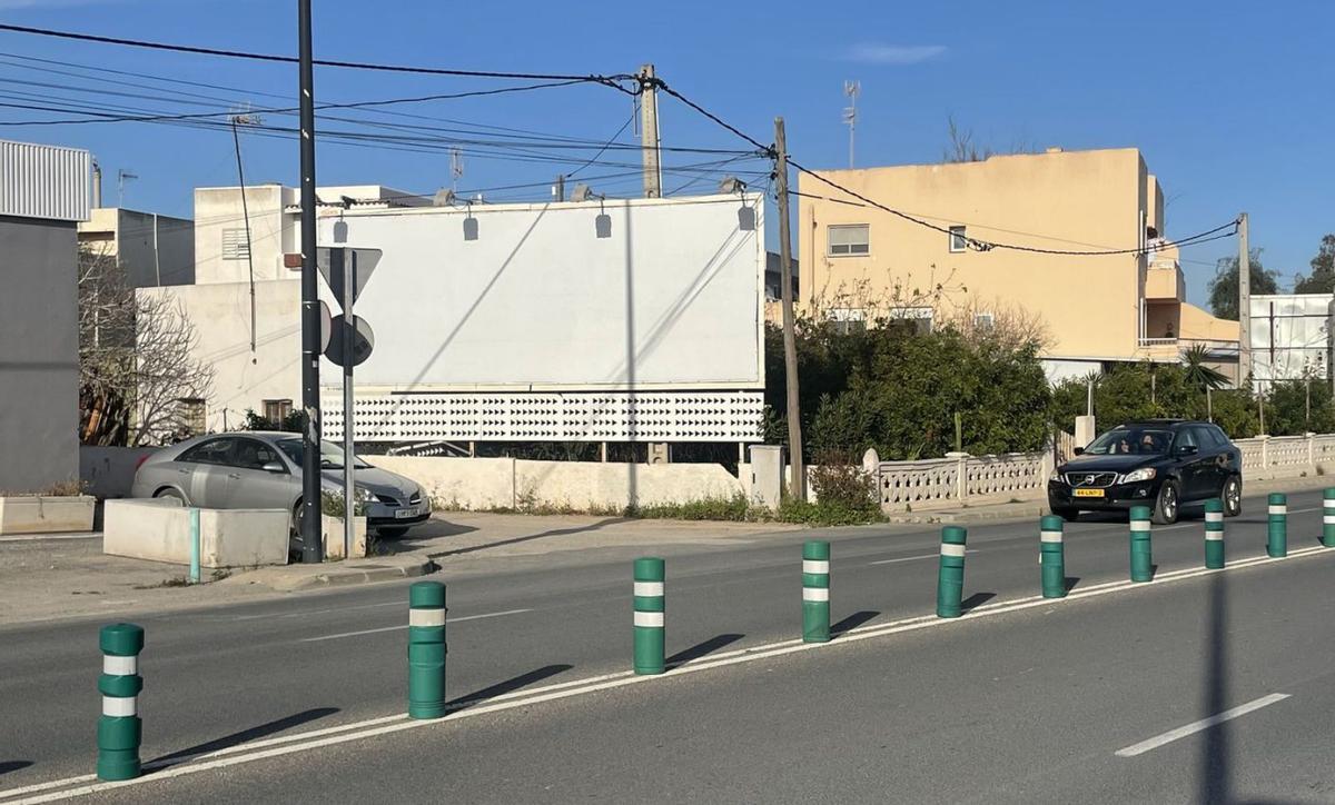 Valla publicitaria de la avenida de Sant Josep de Vila, cuya legalización ya fue rechazada por el juzgado. | D. I.