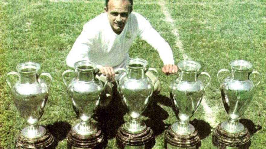 Di Stéfano con las cinco Copas de Europa ganadas con el Real Madrid.