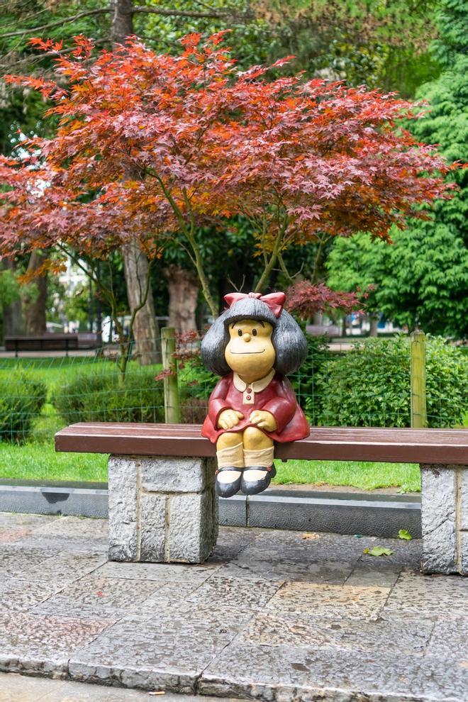 Estatua de Mafalda en el Parque de San Francisco en Oviedo.