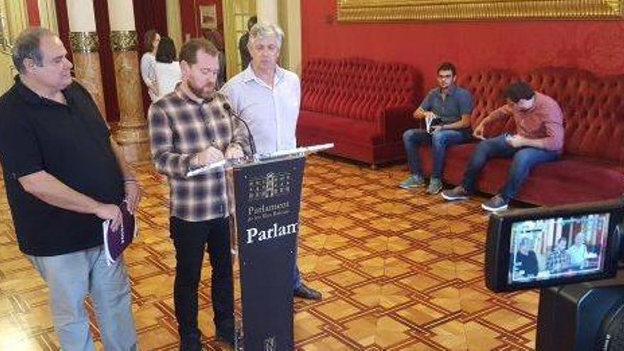 Los diputados Aitor Morrás, David Abril y Enric Casanova, ayer, en el Parlament.